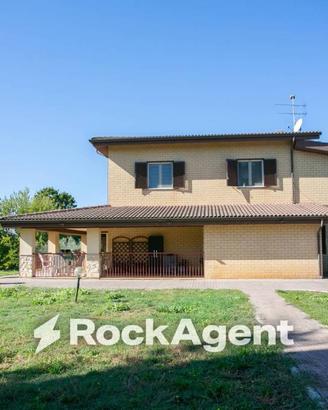 Villa di 350 m² con più di 5 locali e box auto a P
