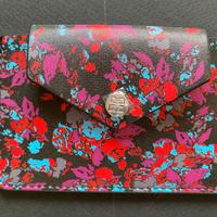 Portamonete in pelle con fantasia floreale