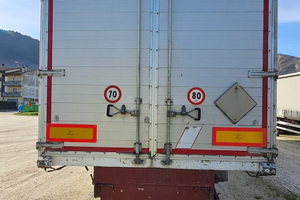 Semirimorchio centinato ribaltabile