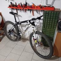 Mtb 29’ con telaio in carbonio.