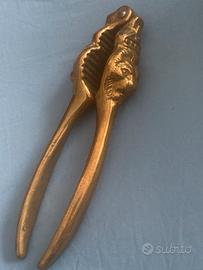 Schiaccianoci vintage in ottone con testa di leone