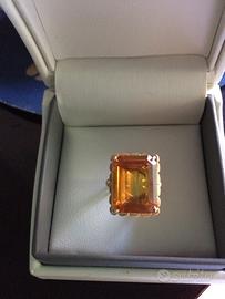 Anello con topazio