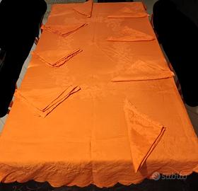 tovaglia in lino forma ellisse con 8 tovaglioli