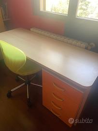 Scrivania con cassettiera + sedie a rotelle.