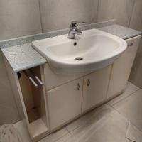 Mobile bagno completo di specchio e miscelatore.