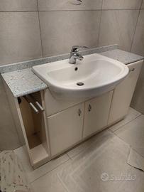 Mobile bagno completo di specchio e miscelatore.