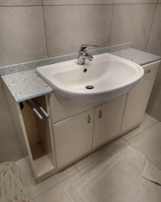 Mobile bagno completo di specchio e miscelatore.