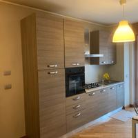 Cucina con elettrodomestici