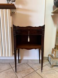 Comodino d’epoca in stile Luigi XVI