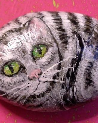 Gatto tigrato dipinto a mano su sasso di mare