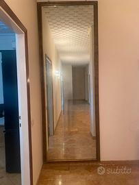 Specchio con cornice in legno