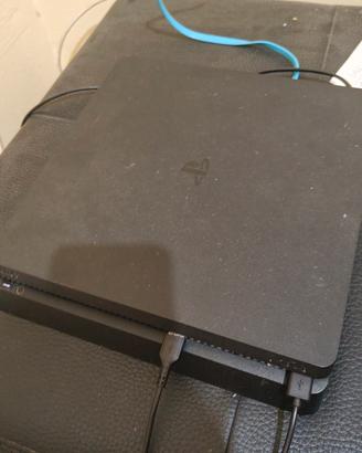 PlayStation 4 slim + 3 giochi e 3 controller 