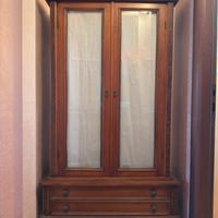 Mobile vetrinetta con riporti radica e 2 cassetti