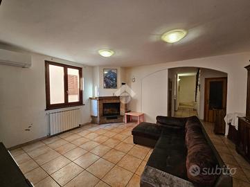 CASA SEMINDIPENDENTE A VALTOPINA