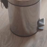 pattumiera in acciaio con pedale