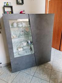 Credenza con vetrinetta