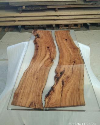 piano scrivania in ulivo e resina trasparente 