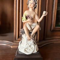 Statuetta in ceramica vintage.