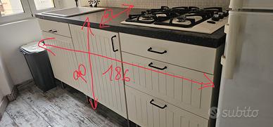 Cucina in buone condizioni.  Zona Piazza Tuscolo 