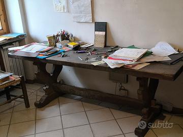 Tavolo fratino in noce con gambe ad asso di coppe.