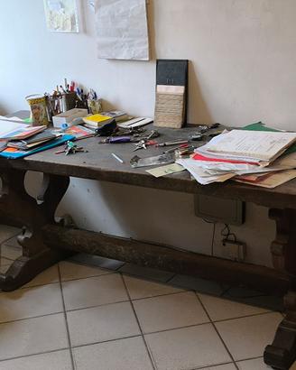 Tavolo fratino in noce con gambe ad asso di coppe.