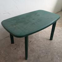 tavolo in resina verde 