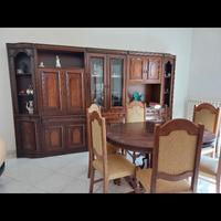 Parete attrezzata stile classico e tavolo