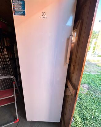 Congelatore verticale Indesit