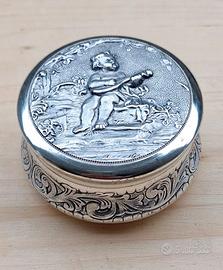 Portapillole in argento sbalzato d'epoca