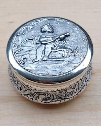Portapillole in argento sbalzato d'epoca
