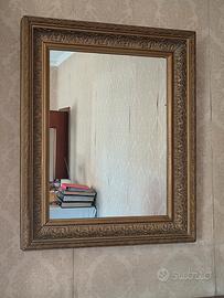Specchio vintage con cornice in legno decorata