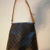 pattina con matricola all interno  louis vuitton 
