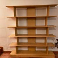 Libreria moderna a giorno in legno chiaro