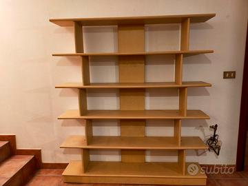 Libreria moderna a giorno in legno chiaro