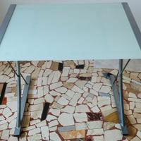 Tavolino con ripiano in vetro colorato