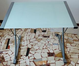 Tavolino con ripiano in vetro colorato