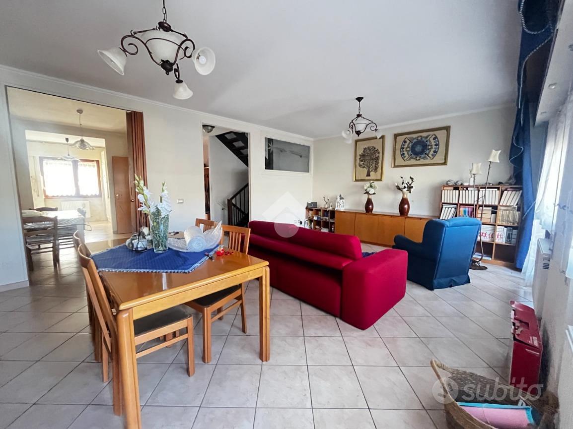 VILLA A SCHIERA A VELLETRI - Altro