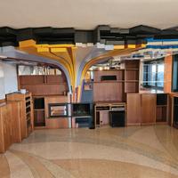 Struttura decorativa in legno colorato sopracamino