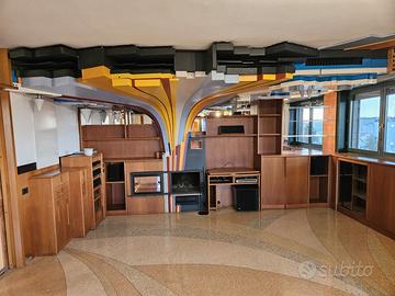 Struttura decorativa in legno colorato sopracamino