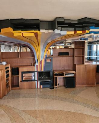 Struttura decorativa in legno colorato sopracamino