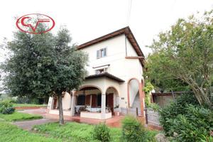 Villa di 155 m² con più di 5 locali a Montevarchi
