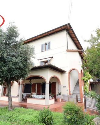 Villa di 155 m² con più di 5 locali a Montevarchi