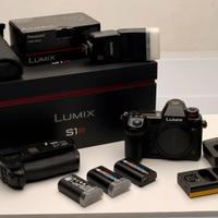Lumix S1R con 3 batterie, grip e flash Godox