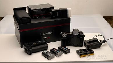 Lumix S1R con 3 batterie, grip e flash Godox