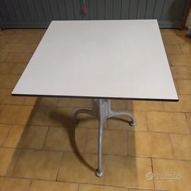 Tavolo da giardino o bar.