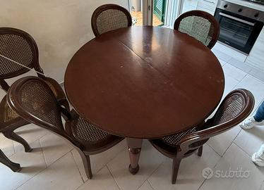 Tavolo in legno rotondo con sedie