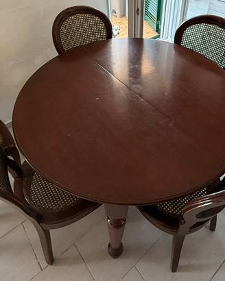 Tavolo in legno rotondo con sedie