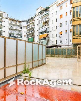 Appartamento di 385 m² con più di 5 locali a Napol