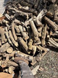 Legna da ardere ben assortita in pronta consegna