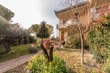 Villetta a schiera con giardino